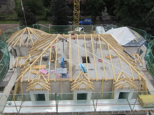 Dachkonstruktion auf einem Rohbau
