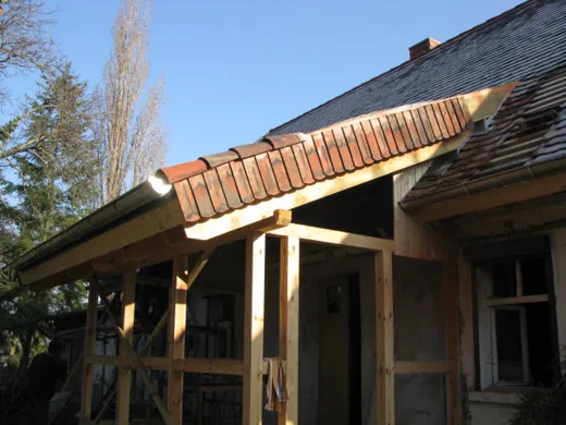 Dacheindeckung am angebauten Dach