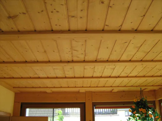 Holzdecke mit sichtbaren Balken