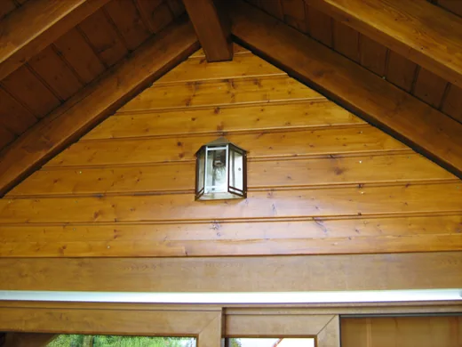 Innenausbau mit Holz im Giebel