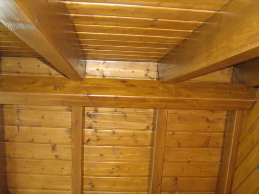 Detail einer Holzdecke im Innenraum