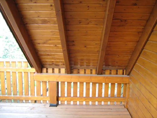 Balkon und Dachuntersicht aus Holz