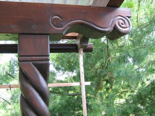 Verziertes Holzdetail einer Überdachung
