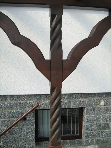 Geformte Holzstütze