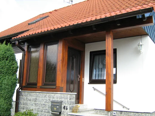 Eingangsbereich mit Holzbauteilen