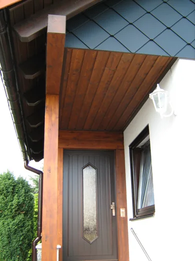 Holzdetail am Hauseingang