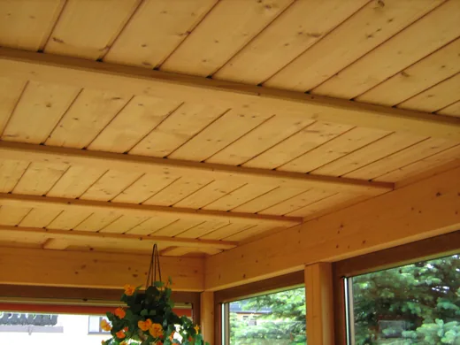 Deckenverkleidung aus Holz
