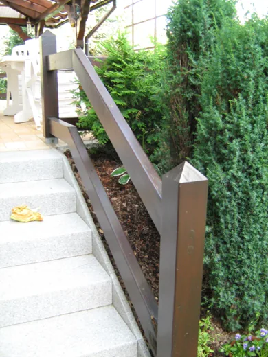 Holzgeländer entlang einer Treppe