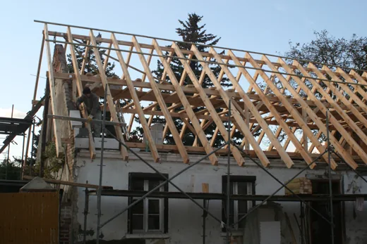 Dachkonstruktion am eingerüsteten Haus